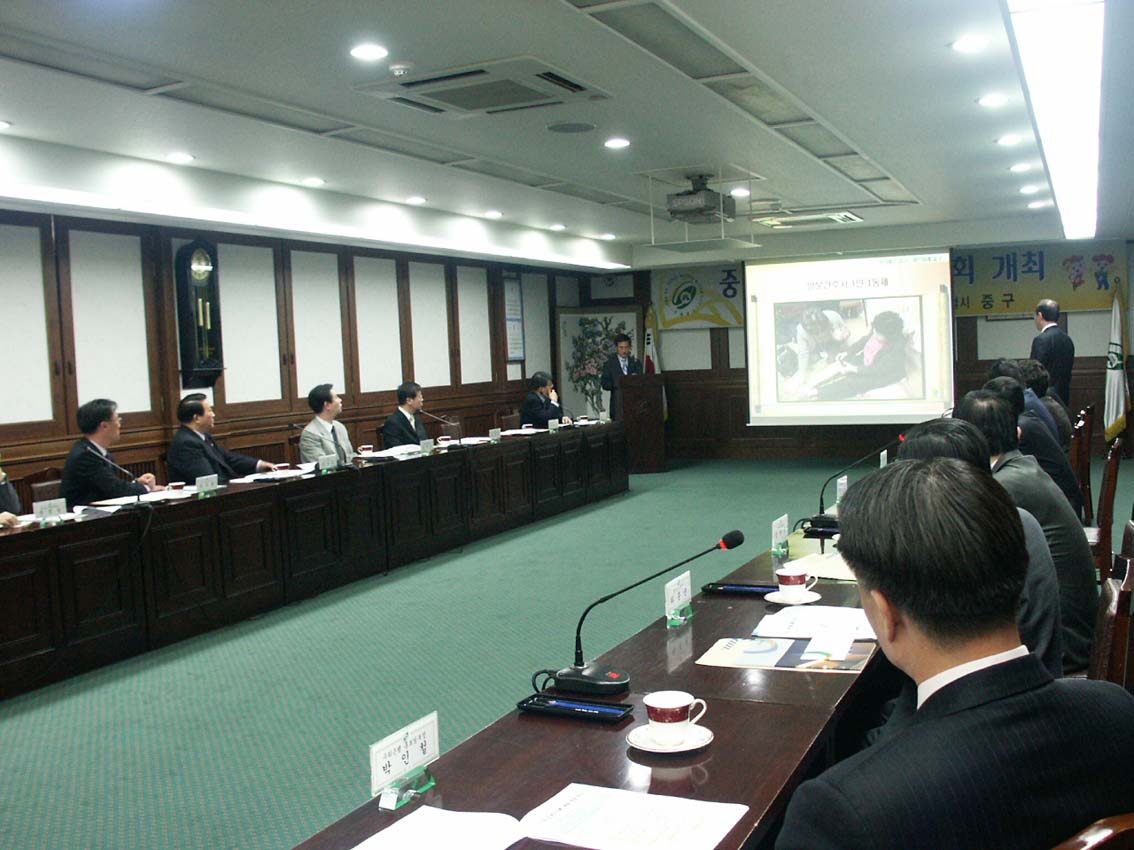 중구 사회안전망 위원회에서 중구청 사회복지과 김형진 과장이 추진현황을 보고하고 있다.