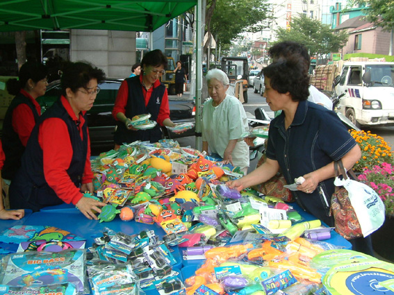 바르게 필동여성분과위원회 회원들이 이웃돕기 바자회에서 여름 피서용품을 판매하고 있다.