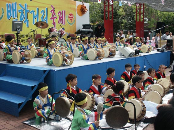 신당5동 어린이집 원생들이 백학축제에서 삼ㄹ놀이 공연을 하고 있다.