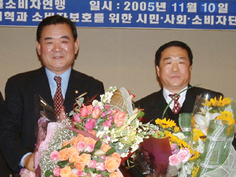국정감사NGO모니터단 우수의원 시상 후 박성범 국회의원(좌측)과 시상자인 이수만 베트남고엽제후유증전우회 회장이 기념촬영을 하고 있다.