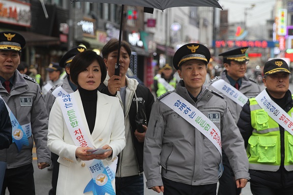 중부경찰서 홍보대사에 위촉된 가수 한혜진씨는 이날 신당동 일대르 대상으로 범죄예방 캠페인을 벌였다.