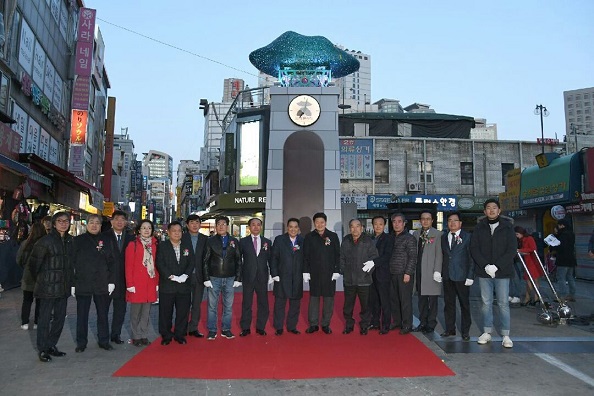 최창식 중구청장과 김재용 남대문시장상인회장이 지역 내빈들과 함께 새롭게 선보인 시계탑의 탄생을 기념코자 시계탑 앞에서 기념 촬영을 하고 있다.