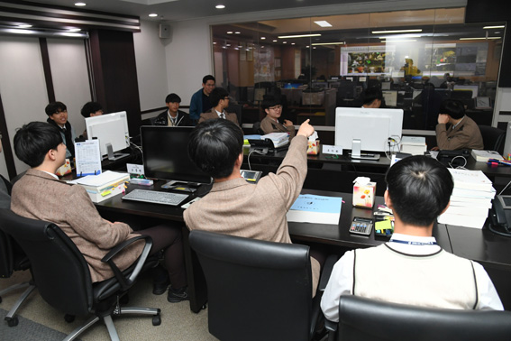 CCTV통합관제센터를 탐방한 학생들의 모습.