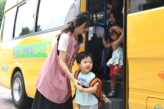 관내 어린이집이 운영하는 통학차량에서 아이가 교사의 보호 하에 하차하고 있다.