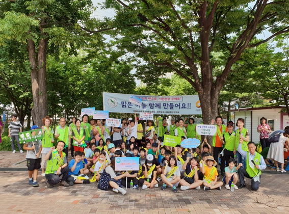 자연보호중구협의회 이영도 회장과 시민실천단원들은 이날 캠페인을 기념하기 위해 장충초교 어린이들과 함께 기념사진을 촬영하고 있다.