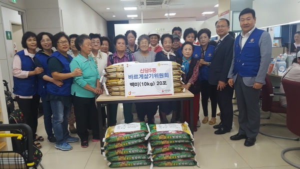 이대일 신당5동 바르게살기위원회 위원장을 비롯한 회원들이 추석맞이 쌀 전달식 기념사진을 촬영하고 있다.