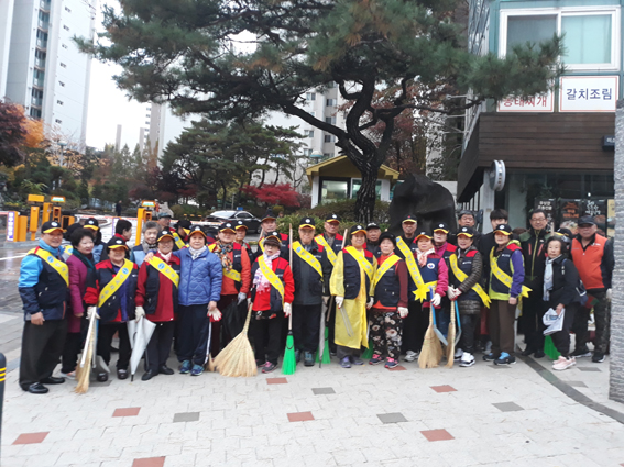 한국자유총연맹 중림동 분회 회원들이 거리 청소 후 단체 사진을 촬영하고 있다.
