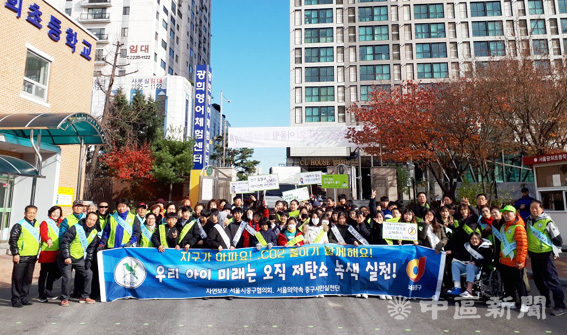 한국자유총연맹 회원들이 국토 및 생활환경정비 국민운동 대청소를 마치고 기념사진을 촬영하고 있다.