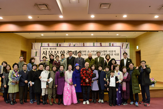 제10회 서울문학축제에 참여한 내외빈들이 기념 사진을 촬영하고 있다.