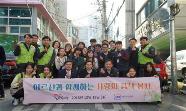 지상욱 국회의원(앞줄 왼쪽에서 세번째)이 배식 봉사를 마치고 기념 사진을 촬영하고 있다.