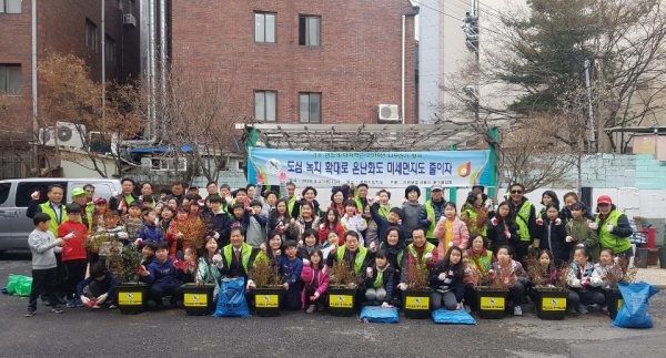 자연보호중구협의회 시민실천단이 광희초등학교에서 열린 ‘2019 식목일기념 나무심기’행사 참여 후 기념사진을 촬영하고 있다.
