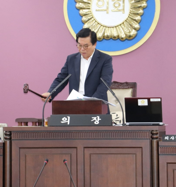 조영훈의장이 중구의회 제251회임시회 폐회를 선언하고있다.
