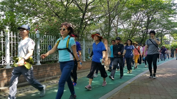 약수동 걷기모임 회원들이 걷기행사에 참여하고 있다.
