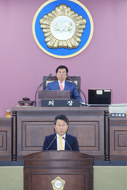 중구의회 본회의장 단상에 선 서양호 구청장이 시정연설을 하고 있다.