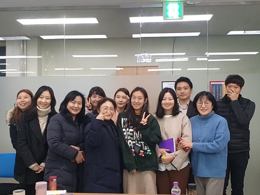 복지아카데미에 참여한 직원들과 장혜영 영화감독(우측 다섯 번째)의 기념촬영 전경