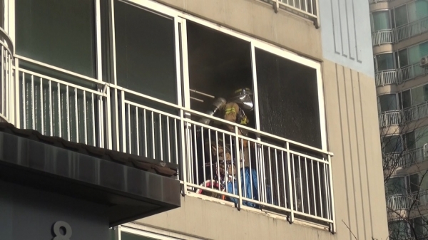 화재 피해를 입은 관내 한 아파트 베란다에 진압작전을 전개중인 소방관 모습