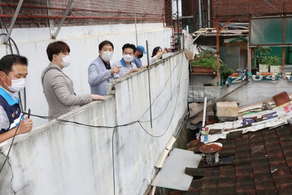 사진▲(좌측 두 번째부터) 이승용 의원과 길기영 의원이 다산동 주택가를 살펴보고 있다.