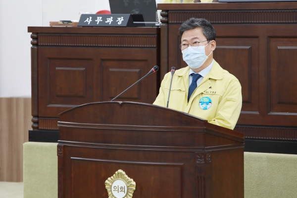 지난 19일 열린 제260회 임시회 3차 본회의에서 단상에 선 서양호 구청장이 구정답변을 하고 있다.