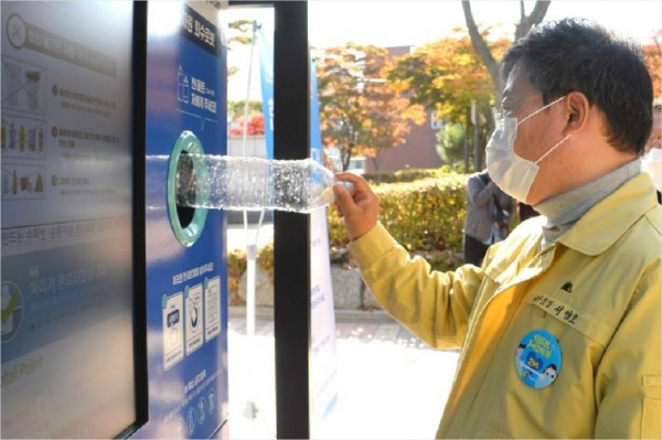 서양호 중구청장이 인공지능 무인 재활용품 자판기를 시연해보고 있다.