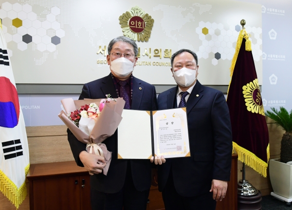 서울시의회 김인호 의장과 수상 기념사진을 촬영하고 있는 박순규 의원(좌측)
