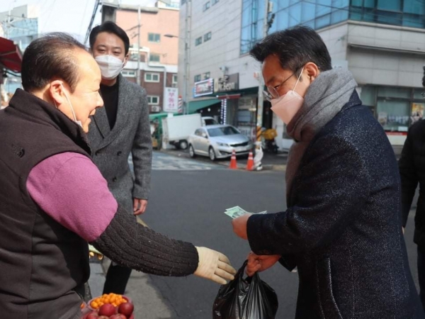 설 명절 인사차 약수시장을 찾은 박성준 의원이 지역민과 이야기를 나누고 있다