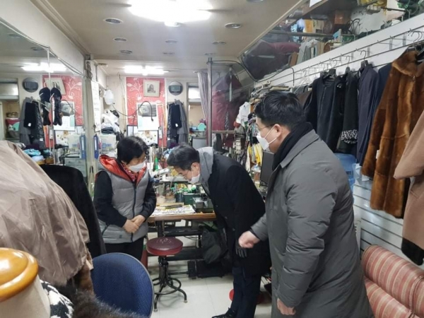 박성준 의원이 금남시장과 신금호역 일대 상인들을 만나 명절인사를 하고 있다