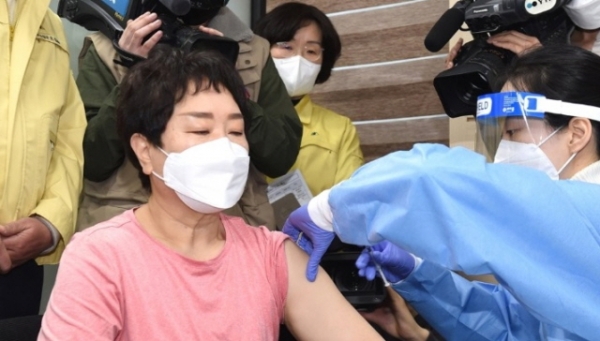 서울시 1호 접종자인 이경순(61) 요양보호사(상계요양원)가 아스트라제네카(AZ) 백신 접종을 받고 있다
