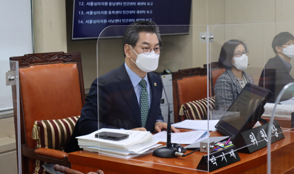 박기재 서울시의원(중구2)이 제299회 임시회 보건복지위원회 소관 부서 업무보고를 받고 있다