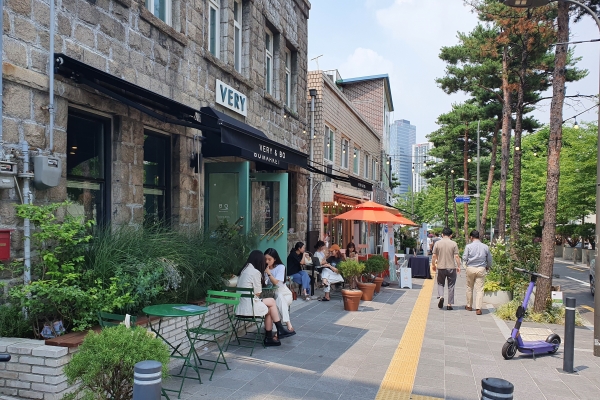 서울로사잇길은 지난해 11월 지역상권 활성화 구역 지정 후 올해 5월부터 옥외영업이 가능해졌다