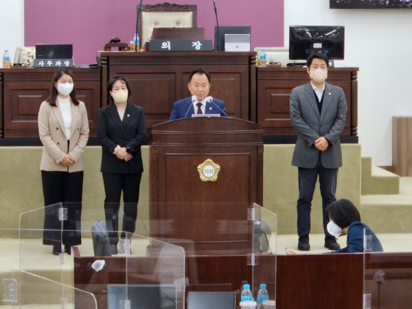 중구의회 국힘 소속 4人의 의원들(소재권 양은미 허상욱 손주하)이 길기영 의장직 사퇴 촉구와 관련한 성명을 발표하고 있다