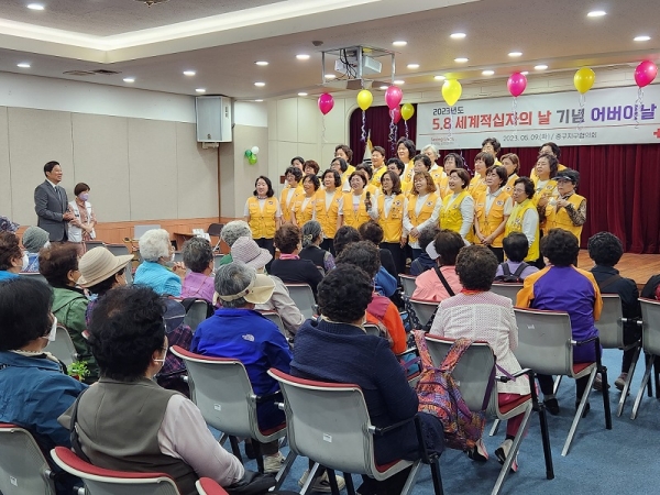 노순이 대한적십자봉사회 서울중구지구협의회장을 비롯한 회원 일동이 어버이날 노래를 합창하고 있다