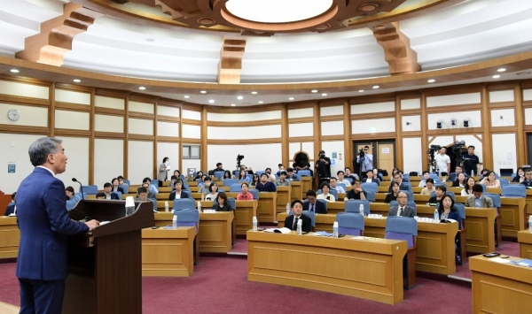 김현기 회장(맨 왼쪽)이 '지방의회법' 제정 기조강연을 하고 있다