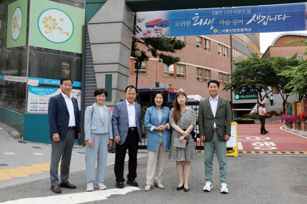 행정보건위원회 위원들(좌측부터)이 보행로 안전 점검차 동호초등학교를 방문했다
