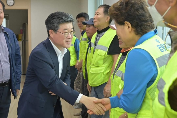 김길성 중구청장이 공무관 휴게실 을지로 '고운자리'를 방문해 중구 현장 근로자들을 격려하고 있다