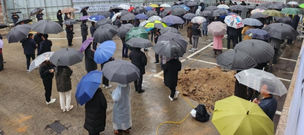 주민들이 빗방울을 맞으며 소공동복합청사 현장에서 공사지연의 항의를 하고있다.