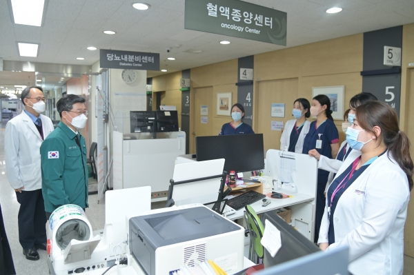 김길성 중구청장이 국립의료원 의료진들을 격려하고 있다