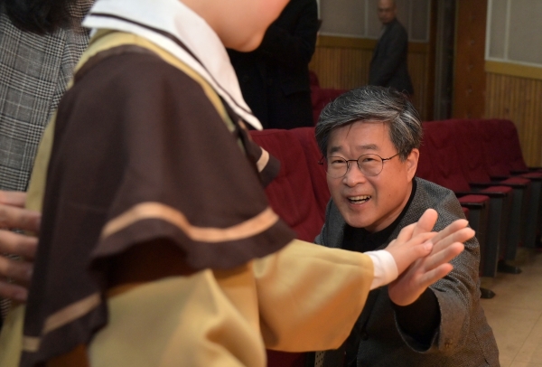 2월 17일 열린 한솔어린이집 졸업식에서 축하인사를 건네는 김길성 중구청장