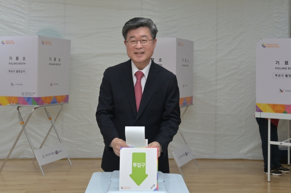 김길성 중구청장이 제22대 국회의원선거 사전투표일인 5일 오전 관내 다산동사무소에  마련된 사전투표소에서 투표를하고 있다.